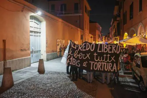 Anarchici, tutti prosciolti gli antagonisti che causarono disordini a Bologna: "Segnale di debolezza"