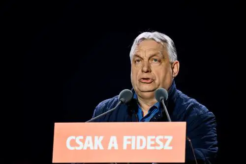 Ungheria, seggi aperti. Orbàn gioca le ultime carte per arginare Magyar