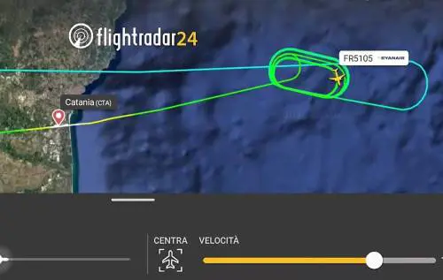Terrore sul volo Ryanair Catania-Atene: l'aereo perde potenza, hostess nel panico