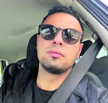 Massacrato in un agguato con spranghe e coltelli davanti a casa