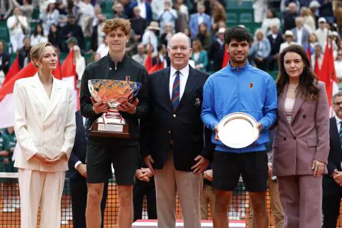 Montecarlo, Sinner batte Alcaraz e si prende la vetta Atp | 7-6, 6-3