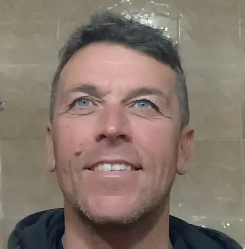 Sgrida un gruppo di giovani. Ucciso davanti a suo figlio