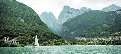 Molveno, il lago più bello d’Italia dove si riflettono le Dolomiti