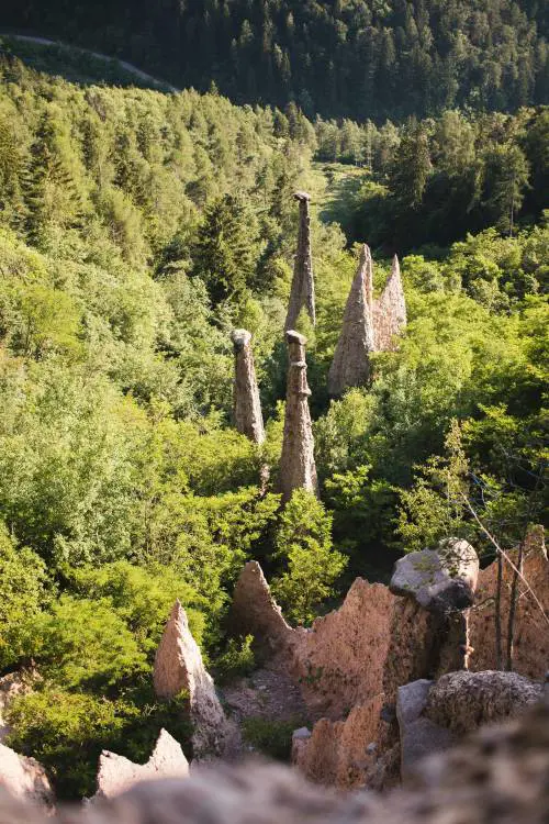 Lo spettacolare equilibrio delle piramidi di Segonzano, scolpite dal tempo