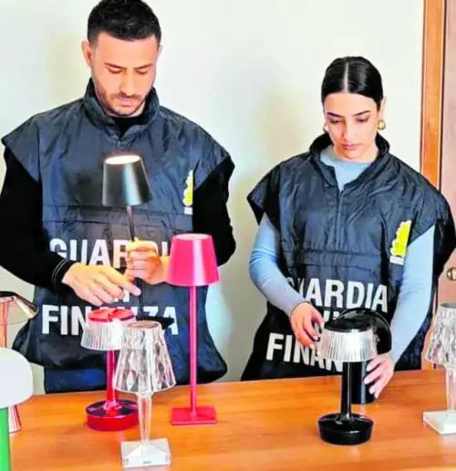 Sequestrate migliaia di lampade e sedie iconiche di design "taroccate"