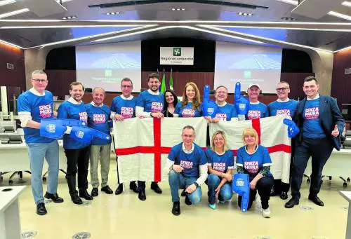 Il sit-in dell'azzurro con i "nuovi italiani". Il partito si dissocia