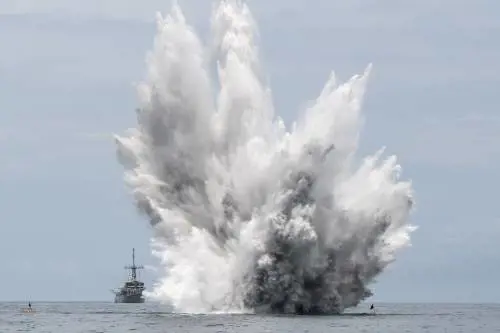 Incubo mine intorno a Hormuz, gli Usa inviano i dragamine: cosa può succedere