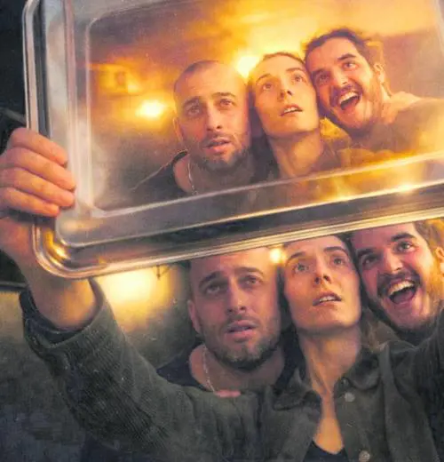 Un pianoforte a coda suona senza sosta al ritmo dei "Tradimenti"