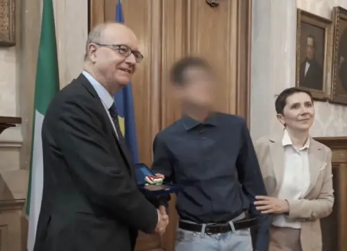 "Grazie, hai avuto coraggio, fieri di te". Valditara premia il ragazzo che salvò la prof