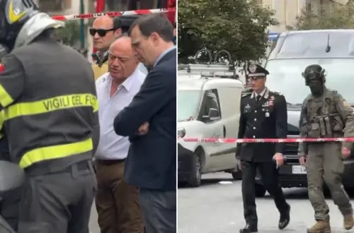 Assalto alla banca nel cuore di Napoli. Liberati i 25 ostaggi ma i rapinatori con maschere di attori famosi si danno alla fuga