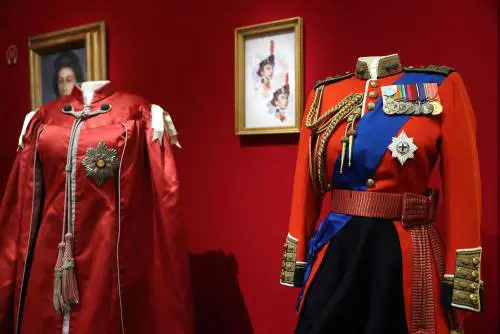 Stile elisabettiano colore dopo colore. I vestiti della sovrana non finiscono mai