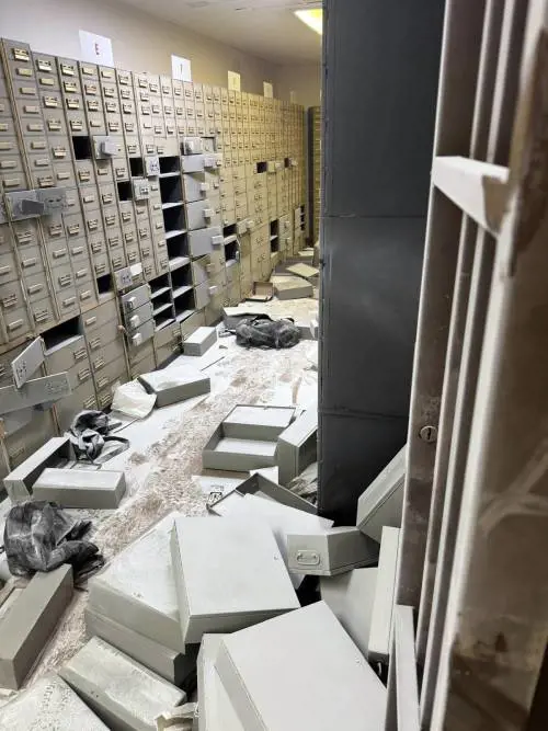 Gli scavi fatti a mano e il tunnel a 4 metri di profondità: la via di fuga dei rapinatori della banca a Napoli