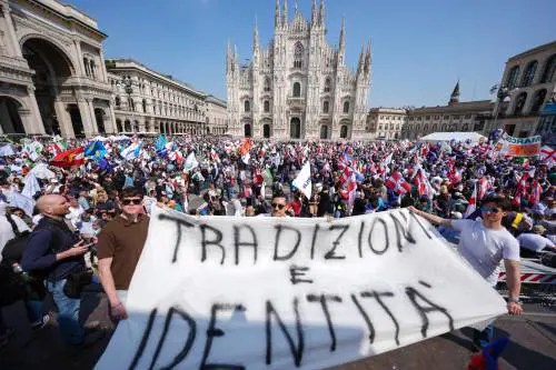 All’ombra del Duomo anche i trattori con i clacson. "Non ci arrenderemo"