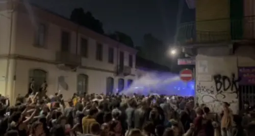 Scontri, idranti e lacrimogeni a Torino: guerriglia davanti al palazzo dell’Askatasuna liberato