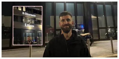 Il blitz dell'assistente della Salis davanti al Giornale. E la foto fa il giro del mondo anarchico
