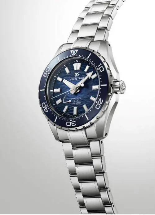 Il colore del mare oceanico sintetizza la natura del tempo