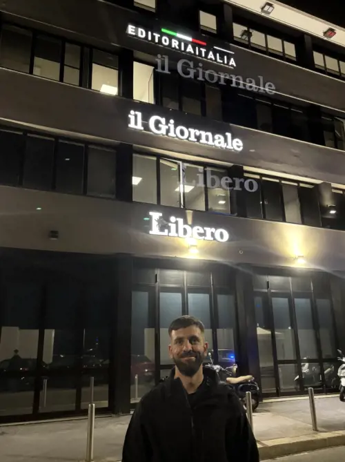 Blitz dell'assistente della Salis con un selfie davanti al Giornale. Foto virale nel mondo anarchico