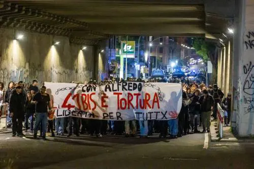 Il governo in campo a fianco dell'agente ferito a Roma. "Non riuscirete a intimidire lo Stato". Matone minacciata