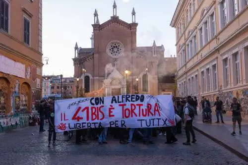 Assalti anarchici. Da Roma a Milano, regia unica nelle piazze in nome di Hezbollah e Cospito