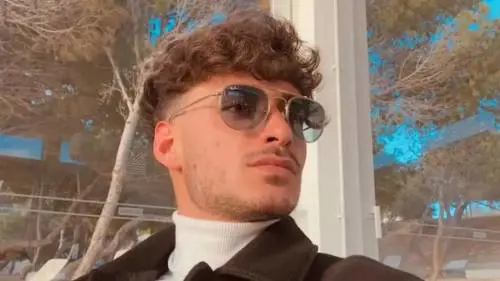 Lite nel parcheggio per una ragazza: ucciso a 25 anni