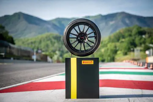 Pirelli P Zero Trofeo RS, il semi-slick che detta il passo tra pista e strada