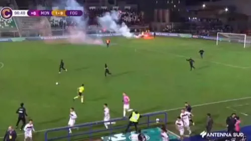 Follia in Monopoli-Foggia, gli ultras fanno invasione di campo e vengono arrestati