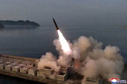 “Ha testato un missile con munizioni a grappolo”: cosa sappiamo dell'Hwasong-11 Ra di Kim