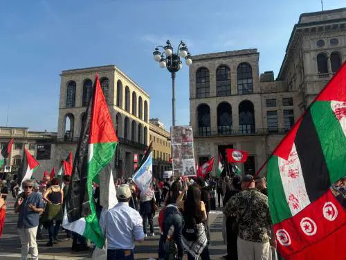 Cori per Hannoun, distintivi di Hezbollah e insulti al Pd: l'odio dei pro Pal in piazza Duomo