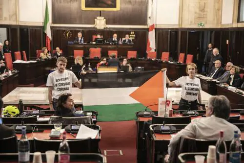 Cori per Hannoun e caos in Consiglio