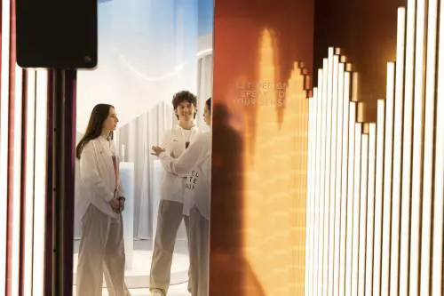 Ploom presenta "Feel the Aura" alla Milano Design Week 2026: un viaggio sensoriale dove il design incontra i sensi