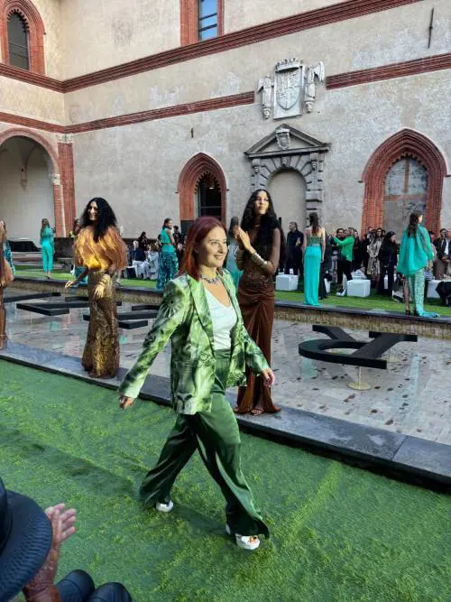 Sfilata settembre 2025 Castello Sforzesco, settimana della moda. Nella foto la stilista al termine del defilé