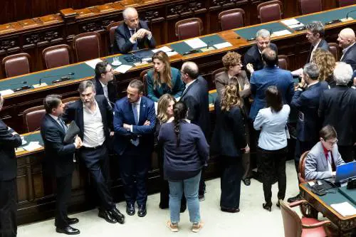 Dl Sicurezza, le opposizioni scatenano il caos. Meloni: "Nessun pasticcio". Il governo pone la fiducia, domani il voto