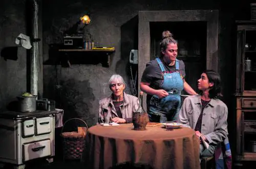 Tre donne condividono un segreto nella dark comedy di Di Luca