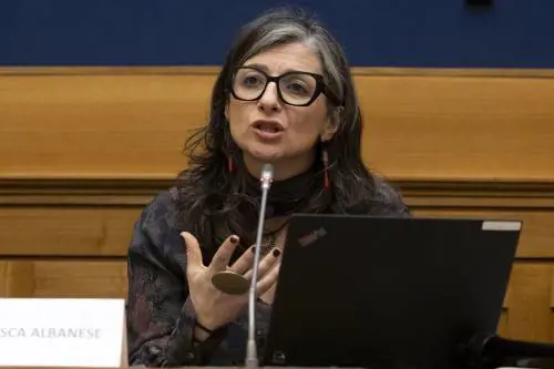 Il ritorno della Albanese: "Io vittima delle sanzioni". Poi l'attacco a Roma e Berlino: "Il genocidio è colpa vostra"