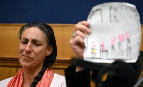 I Trevallion a Montecitorio mostrano la lettera della figlia più grande - FOTO