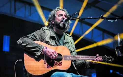 Pedrini porta le canzoni sul saper vivere. "La musica e la cultura mi hanno salvato"