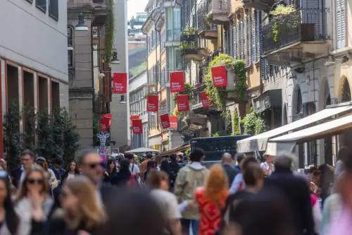 Carabinieri star dell'evento Custode. Una sfera d'oro "illumina" la Besana