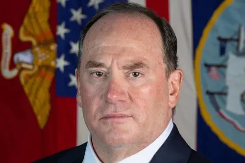 Chi è John Phelan, il manager della finanza e segretario della Marina che ha sfidato il Pentagono