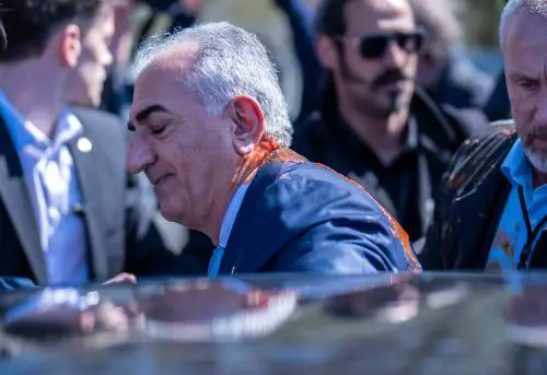 Pahlavi colpito con del succo di pomodoro a Berlino. Arrestato l’aggressore 