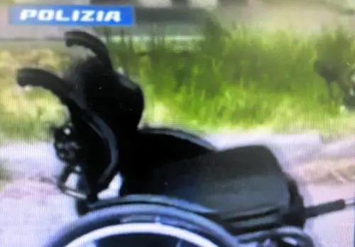 Carrozzina rubata a disabile. Era smontata in un solaio