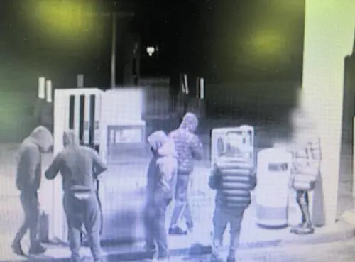 Molotov contro la caserma dei Carabinieri. Cinque minorenni finiscono nei guai