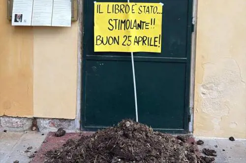 Letame davanti al ristorante che ospita l’evento di FdI. Così la sinistra avvelena il voto di Venezia