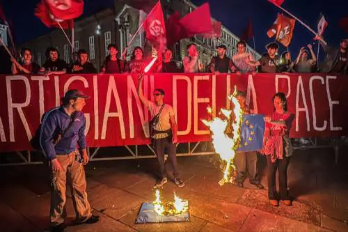 25 Aprile, a Torino si bruciano le bandiere di Ue e Nato. Slogan contro Meloni, issata la bandiera della Palestina