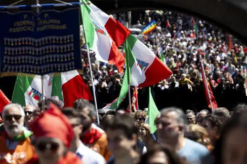 Roma, spari contro una coppia col fazzoletto dell'Anpi. "È stato un uomo col casco nero e la mimetica"