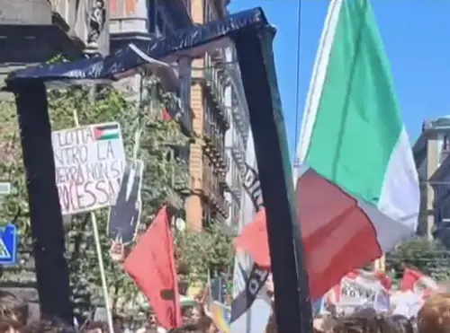 Napoli, Valditara a testa in giù sotto un patibolo di cartone