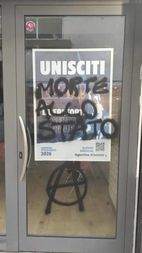 “Morte allo Stato”. Anarchici e comunisti vandalizzano la sede della Lega