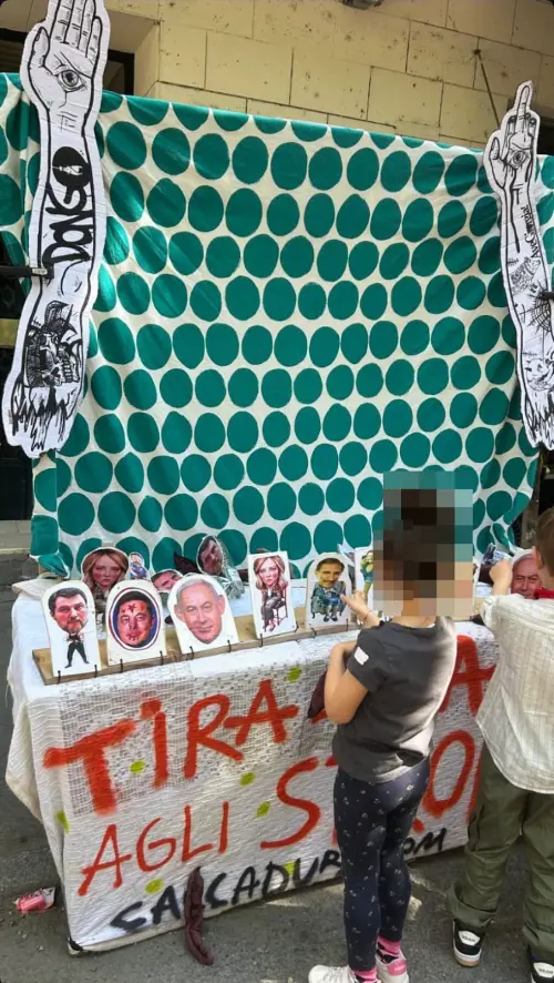 “Tira la cacca agli str…”. Il “gioco” per bimbi con Meloni, Salvini e La Russa