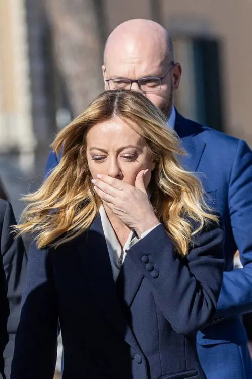 Aggressioni e insulti. Meloni indignata: "Questi sarebbero i democratici?"