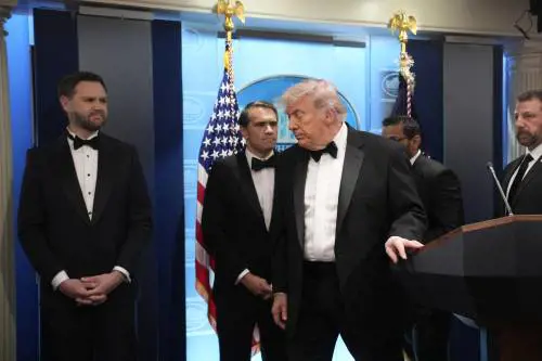 Paura alla cena coi corrispondenti, Trump: "Spari da un uomo malato che odia i cristiani"