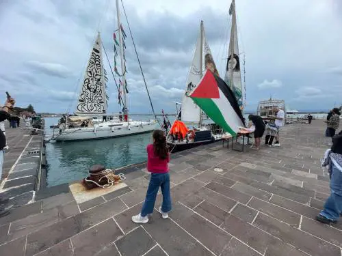“Decine di barche bellissime con bandiere dipinte”. Così la Flotilla ha preso il largo dalla Sicilia